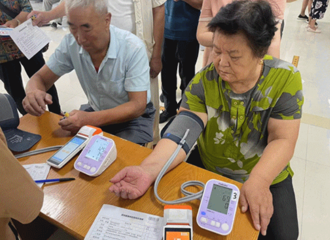 公卫体检进行时，他们为居民托起“稳稳的幸福”